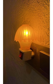 Nostaljik Mantar Tip Gece Lambası Kendinden Fişli Çıt Çıt Anahtarlı 7 Watt Akkor Ampullü Sarı Nostaljik Mantar Tip Gece Lambası Kendinden Fişli Çıt Çıt Anahtarlı 7 Watt Akkor Ampullü Sarı