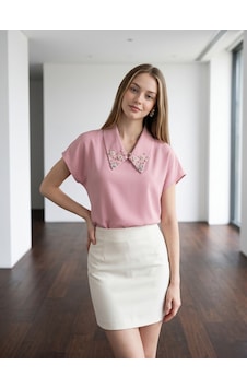 Pera Moda İç Göstermeyen Yakası İnci Ve Taşlı Kısa Kollu Şık Kadın Gömleği Pudra Pera Moda İç Göstermeyen Yakası İnci Ve Taşlı Kısa Kollu Şık Kadın Gömleği Pudra