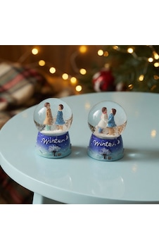 Winter Temalı Sevimli Çiftler Mini Işıklı Kar Küresi . Winter Temalı Sevimli Çiftler Mini Işıklı Kar Küresi .