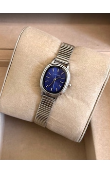 Gümüş Renk Kaplama Çelik Kordonlu Şık Vıp Model Lacivert Oval Kadranlı Kadın Saati Vintage Şıklık Lacivert Gümüş Renk Kaplama Çelik Kordonlu Şık Vıp Model Lacivert Oval Kadranlı Kadın Saati Vintage Şıklık Lacivert
