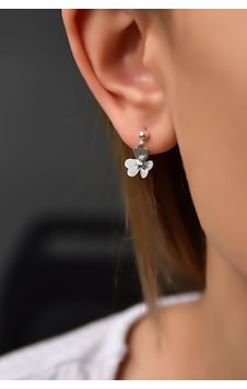 Papatya Silver 925 Ayar Gümüş Rodyum Kaplama Hediyeli Beyaz Taşlı Frezya Çiçeği Küpe Papatya Silver 925 Ayar Gümüş Rodyum Kaplama Hediyeli Beyaz Taşlı Frezya Çiçeği Küpe