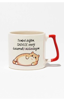 Tembel Değilim Tasarruf Modundayım Kedi Komik Hediyelik Baskılı Kırmızı Kulplu Modern Seramik Kupa Kırmızı