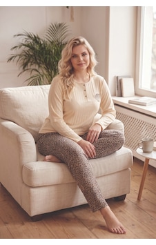 Seboteks Şardonlu İnterlok Kumaş Yakası Düğmeli Kışlık Büyük Beden Kadın Pijama Takımı 2700 Leopar Seboteks Şardonlu İnterlok Kumaş Yakası Düğmeli Kışlık Büyük Beden Kadın Pijama Takımı 2700 Leopar