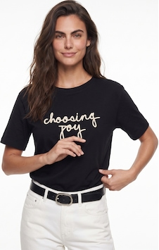 Onloox Kadın Siyah Siyah Pamuklu Kayık Yaka Rahat Kalıp Kısa Kollu Önü Nakışlı Yazı İşlemeli T-shirt Onloox Kadın Siyah Siyah Pamuklu Kayık Yaka Rahat Kalıp Kısa Kollu Önü Nakışlı Yazı İşlemeli T-shirt
