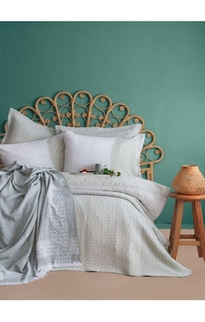 Apricitas Hometimeless Prime Set Omari Adaçayı Çift Kişilik Battaniyeli Ve Yatak Örtülü %100 Pamuk Nevresim Takımı Apricitas Hometimeless Prime Set Omari Adaçayı Çift Kişilik Battaniyeli Ve Yatak Örtülü %100 Pamuk Nevresim Takımı