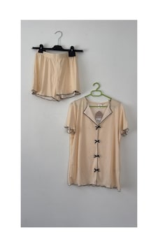 Feg Store Pudra Kaşkorse Çiçek Desenli Fiyonk Detaylı Kısa Kollu Şortlu Pijama Takımı Feg Store Pudra Kaşkorse Çiçek Desenli Fiyonk Detaylı Kısa Kollu Şortlu Pijama Takımı