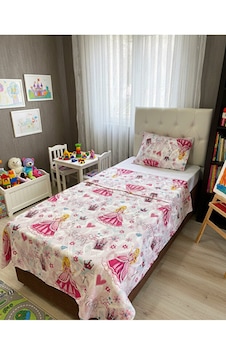 Barbie Temalı Kız Çocuk Nevresim Takımı Tek Kişilik Çok Renkli Barbie Temalı Kız Çocuk Nevresim Takımı Tek Kişilik Çok Renkli