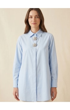 Crystalia Kadın Oversize Gömlek - İkonik Taşlı Düğme Detaylı Şık Tunik Bebe Mavisi Crystalia Kadın Oversize Gömlek - İkonik Taşlı Düğme Detaylı Şık Tunik Bebe Mavisi