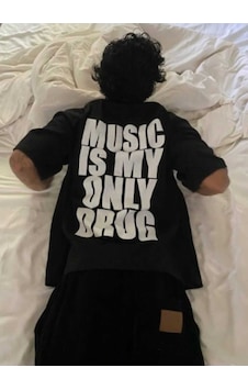 Kalic Studio Musıc Is My Only Unisex Oversize T-shirt Siyah Kalic Studio Musıc Is My Only Unisex Oversize T-shirt Siyah