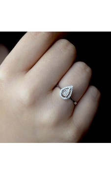 0.15 Ct. Damla Taşlı Modern Tasarım Pırlanta Yüzük 0.15 Ct. Damla Taşlı Modern Tasarım Pırlanta Yüzük