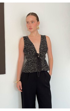 Verymoda V Yaka Belden Bağcıklı Pullu Yelek Bluz D3135 Siyah Verymoda V Yaka Belden Bağcıklı Pullu Yelek Bluz D3135 Siyah