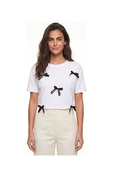 Onloox Kadın Beyaz Beyaz Pamuklu Bisiklet Yaka Saten Kurdela Aksesuarlı Ve Taş Detaylı Kısa Kollu T-shirt Onloox Kadın Beyaz Beyaz Pamuklu Bisiklet Yaka Saten Kurdela Aksesuarlı Ve Taş Detaylı Kısa Kollu T-shirt