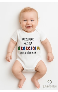 Babyden's Harçlıkları Hazırla Dedeciğim Ben Geliyorum Yazılı Çıtçıtlı Bebek Body Tulum Zıbın %100 Pamuk Beyaz Babyden's Harçlıkları Hazırla Dedeciğim Ben Geliyorum Yazılı Çıtçıtlı Bebek Body Tulum Zıbın %100 Pamuk Beyaz