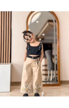 Kız Çocuk Nakış Detaylı Crop Top Ve Geniş Paça Pantolon Takımı Siyah-bej Kız Çocuk Nakış Detaylı Crop Top Ve Geniş Paça Pantolon Takımı Siyah-bej