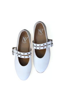Ne&ve Shoes Beyaz Deri Yuvarlak Burunlu İki Bantlı Metal Aksesuarlı Kadın Babet