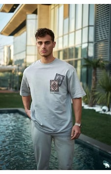 Assema Erkek Bisiklet Yaka Kilim Baskılı Kısa Kol Oversize T-shirt - Boyalı Gri Çok Renkli Assema Erkek Bisiklet Yaka Kilim Baskılı Kısa Kol Oversize T-shirt - Boyalı Gri Çok Renkli