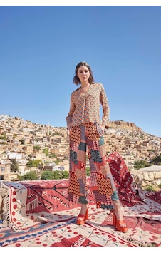 Etnikdesenli Saten Alt Üst Takım Renkli Geometrik Etnikdesenli Saten Alt Üst Takım Renkli Geometrik