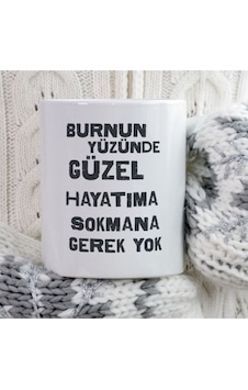 Burnun Yüzünde Güzel Iki Tarafı Baskılı Kupa Bardak Çok Renkli