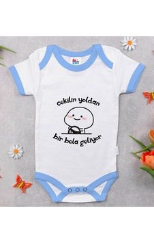 Bk Gift Bk Kids Bir Bela Geliyor Tasarımlı Mavi Bebek Body Zıbın-1 Çok Renkli Bk Gift Bk Kids Bir Bela Geliyor Tasarımlı Mavi Bebek Body Zıbın-1 Çok Renkli