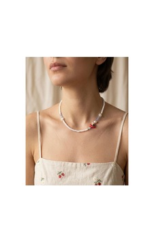 Beyaz Boncuklu Kırmızı Kalpli Papatya Detaylı Choker Kolye Beyaz Boncuklu Kırmızı Kalpli Papatya Detaylı Choker Kolye
