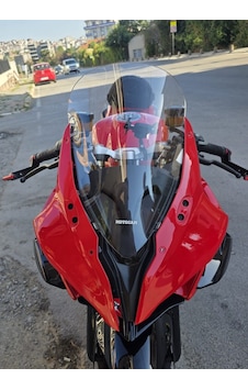Motocam Qj Srk 25 R Ön Cam 2023-2026 Model 42cm Şeffaf Renkli 4mm Motocam Qj Srk 25 R Ön Cam 2023-2026 Model 42cm Şeffaf Renkli 4mm