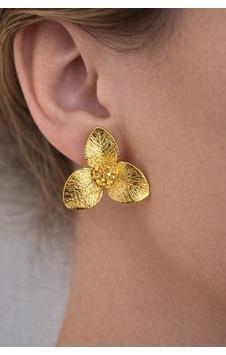 Wild Altın Renkli Üç Yapraklı Çiçek Figürlü Şık Tasarım Gold Küpe Wild Altın Renkli Üç Yapraklı Çiçek Figürlü Şık Tasarım Gold Küpe