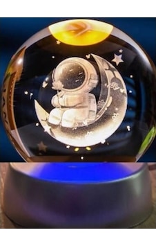Ay Üstünde Astronot Tasarımlı Plastik Altlıklı Işıklı Cam Küre Ay Üstünde Astronot Tasarımlı Plastik Altlıklı Işıklı Cam Küre