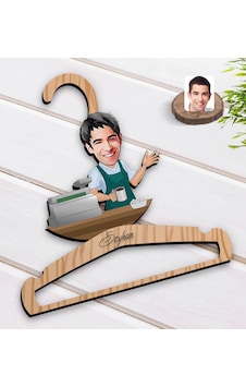 Kişiye Özel Barista Karikatürlü Standart Boy Ahşap Elbise Askısı- Ahşap Kişiye Özel Barista Karikatürlü Standart Boy Ahşap Elbise Askısı- Ahşap