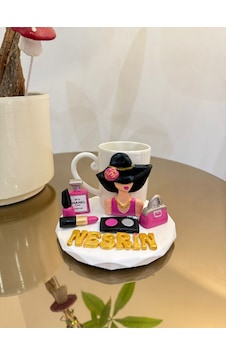 Sutasarimevi Özel Tasarım İsme Özel Makyaj Malzemeleri Temalı Kahve Fincanı Modeli Pembe Sutasarimevi Özel Tasarım İsme Özel Makyaj Malzemeleri Temalı Kahve Fincanı Modeli Pembe