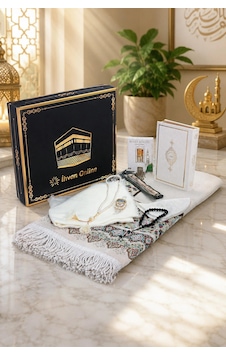Özel Kabe Motifli Kutulu Seccadeli Kuranı Kerim Hac Umre Hediyelik Set - Krem Özel Kabe Motifli Kutulu Seccadeli Kuranı Kerim Hac Umre Hediyelik Set - Krem
