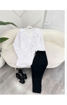 Lovie Moda Yakası Fırfır Detaylı Düğmeli Pantolonlu Takım Beyaz Lovie Moda Yakası Fırfır Detaylı Düğmeli Pantolonlu Takım Beyaz