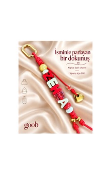 Goob Kişiye Özel İsimli Çanta Aksesuarı Kırmızı Kordonlu Kalp Detaylı Charm Çok Renkli Çok Renkli Goob Kişiye Özel İsimli Çanta Aksesuarı Kırmızı Kordonlu Kalp Detaylı Charm Çok Renkli Çok Renkli