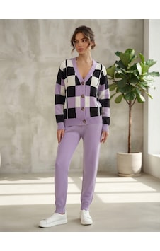 Guzelco Lila Damalı Düğmeli Hırka Ve Pantolon 2'li Triko Takım - Kare Desenli Kombin Beyaz - Lila Guzelco Lila Damalı Düğmeli Hırka Ve Pantolon 2'li Triko Takım - Kare Desenli Kombin Beyaz - Lila