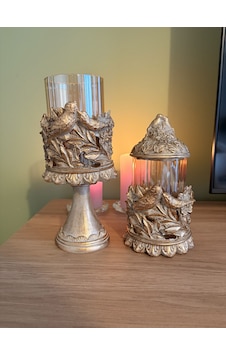Kuşlu Ayaklı Ve Kapaklı Dekoratif Cam Mumluk & Şekerlik Seti Vizon Altın Eskitme 2'li Şamdan & Kavanoz 27x12 Cm & 23x12 Cm Çok Renkli Kuşlu Ayaklı Ve Kapaklı Dekoratif Cam Mumluk & Şekerlik Seti Vizon Altın Eskitme 2'li Şamdan & Kavanoz 27x12 Cm & 23x12 Cm Çok Renkli