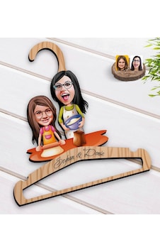 Kişiye Özel Anne Kız Karikatürlü Standart Boy Ahşap Elbise Askısı-2 Kişiye Özel Anne Kız Karikatürlü Standart Boy Ahşap Elbise Askısı-2