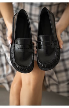 Selin Shoes Livo Kalın Ve Düz Taban Klasik Kadın Ayakkabı- Siyah Rugan