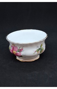 Prairie Rose Çayır Gülü Bone China Antika Porselen Şekerlik/çerezlik 150 Ml Mor Prairie Rose Çayır Gülü Bone China Antika Porselen Şekerlik/çerezlik 150 Ml Mor