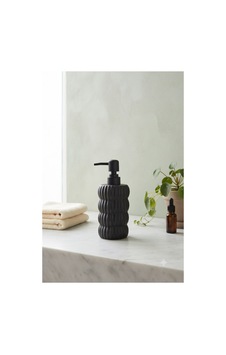 Dalgalı Seramik Mat Siyah Pompalı Sıvı Sabunluk - 400 Ml - 18 X 8 X 7 Cm Dalgalı Seramik Mat Siyah Pompalı Sıvı Sabunluk - 400 Ml - 18 X 8 X 7 Cm