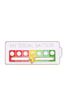 Spelt My Social Battery Hareketli Rozet Pin Broş Beyaz Siyah Spelt My Social Battery Hareketli Rozet Pin Broş Beyaz Siyah