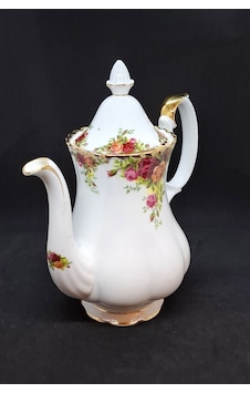 Old Country Roses Bone China Büyük Boy Porselen Fincan Sunum Ürünü 1.7 L Kırmızı Old Country Roses Bone China Büyük Boy Porselen Fincan Sunum Ürünü 1.7 L Kırmızı