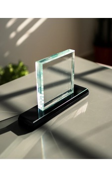Sonsuzluk Karesi 12x12 Cm - Kristal Cam Premium Kaideli Masaüstü Dekor Sonsuzluk Karesi 12x12 Cm - Kristal Cam Premium Kaideli Masaüstü Dekor