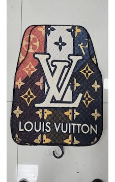 Lv Desen Kaymaz Taban Dekoratif Oto Halı Paspas Üniversal Yıkanabilir Her Araca Uyumlu Lv Desen Kaymaz Taban Dekoratif Oto Halı Paspas Üniversal Yıkanabilir Her Araca Uyumlu