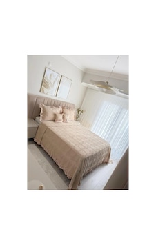 Sevgi Bahçesi Fırfırlı Yatak Örtüsü Vizon