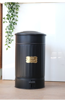 Metal Kapaklı Siyah Renk Galvaniz Metal Pedallı Çöp Kovası 30 Litre Yeşil Metal Kapaklı Siyah Renk Galvaniz Metal Pedallı Çöp Kovası 30 Litre Yeşil