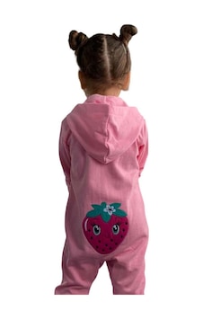 Riccotarz Kız Bebek Strawberry Yazı Ve Arkasında Çilek İşlemeli Fermuarlı Pembe Tulum Pembe Riccotarz Kız Bebek Strawberry Yazı Ve Arkasında Çilek İşlemeli Fermuarlı Pembe Tulum Pembe