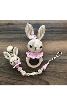 Amigurumi İsimli Emzik Zinciri Ve Çıngırak Seti Bej Amigurumi İsimli Emzik Zinciri Ve Çıngırak Seti Bej