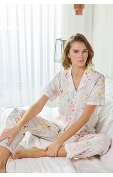 Seamlife Kadın Maskülen Önden Düğmeli Gömlek Yakalı Pamuk Saten Dokuma Göğüs Cepli Kısa Kollu Pijama Takımı Beyaz Seamlife Kadın Maskülen Önden Düğmeli Gömlek Yakalı Pamuk Saten Dokuma Göğüs Cepli Kısa Kollu Pijama Takımı Beyaz
