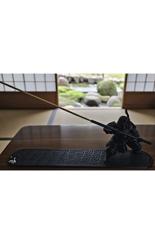 Samuray Figürlü Dekoratif Tütsülük - Japon Temalı Savaşçı Heykel Çubuk Tütsü Standı Ve Masa Üstü Obje Samuray Figürlü Dekoratif Tütsülük - Japon Temalı Savaşçı Heykel Çubuk Tütsü Standı Ve Masa Üstü Obje