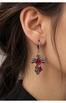 Kırmızı Gül Ve Kelebek Detaylı Siyah Metal Sallantılı Kadın Küpe Çifti Çok Renkli Kırmızı Gül Ve Kelebek Detaylı Siyah Metal Sallantılı Kadın Küpe Çifti Çok Renkli