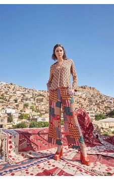 Red Womans Etnik Desenli Saten Alt Üst Takım Renkli Geometrik Red Womans Etnik Desenli Saten Alt Üst Takım Renkli Geometrik